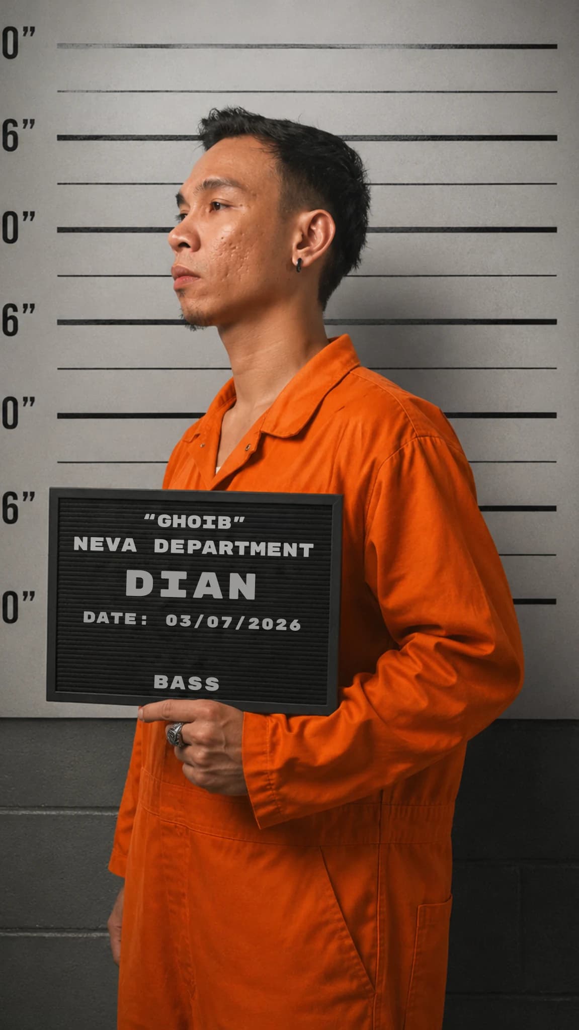 Bassist NEVA memakai topi