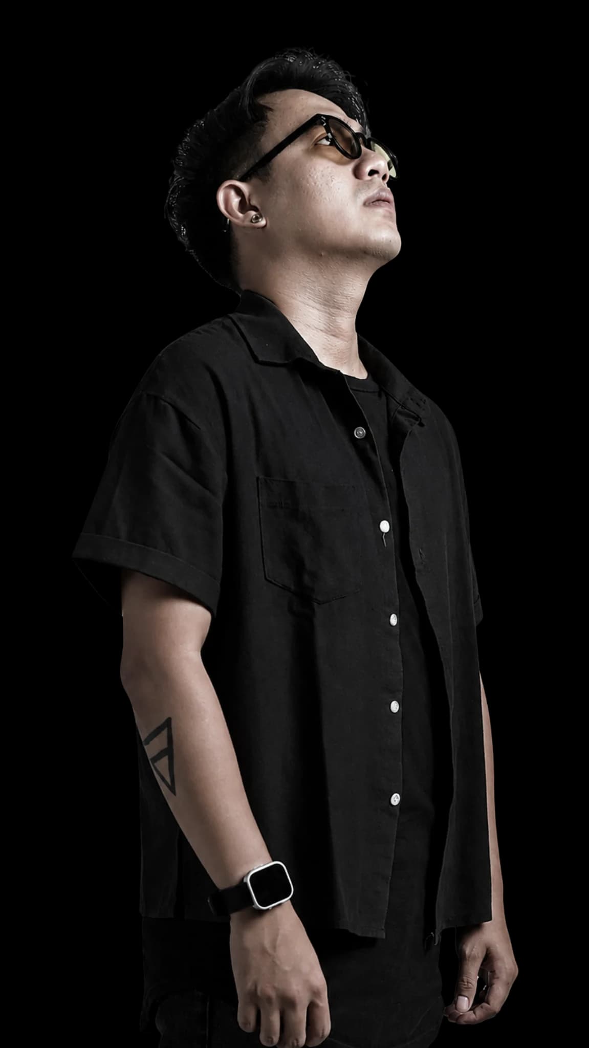 Drummer NEVA melihat ke atas